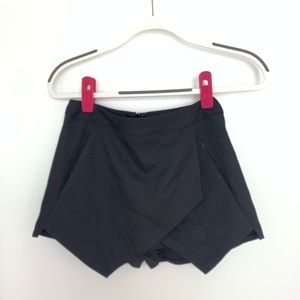 Black skirt/skort